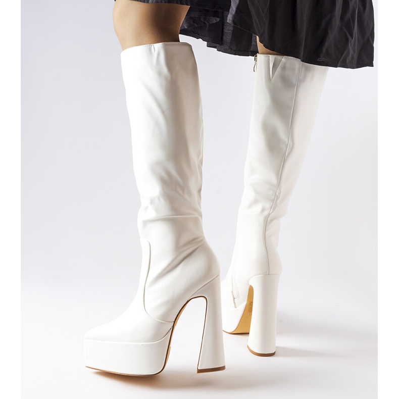 Bottes blanches sur un poteau massif de Sovizzo 1