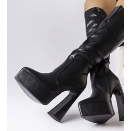 Bottes noires sur un poteau massif de Sovizzo le noir 2