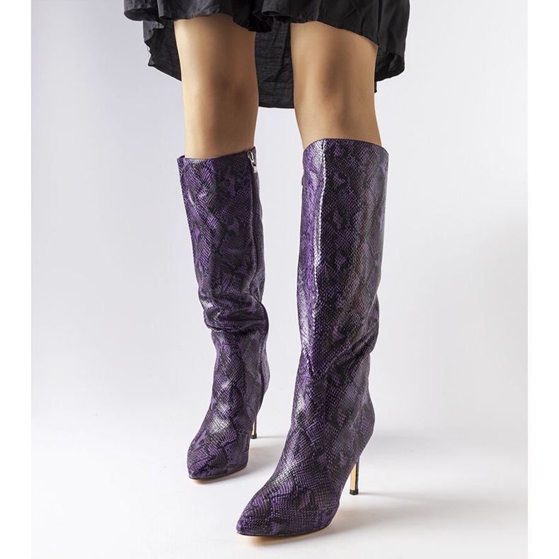 Bottes à talons hauts en peau de serpent violet carmin 1