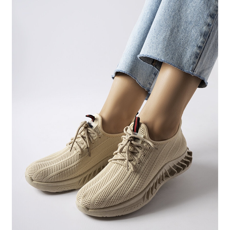 Chaussures à enfiler beiges avec un lacet 1