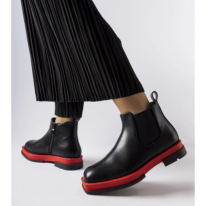 Inna Bottines basses plates noires Tarquinia 1