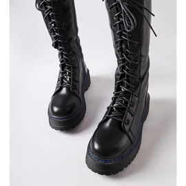 Bottes isolées noires sur la plateforme Hide le noir 2