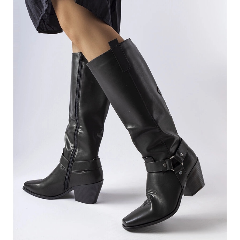 Bottes de cowboy noires sur le poteau 1
