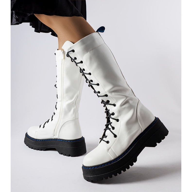 Bottes isolées blanches sur la plateforme Hide 1