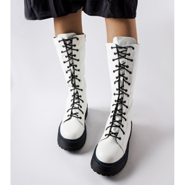 Bottes isolées blanches sur la plateforme Hide 2