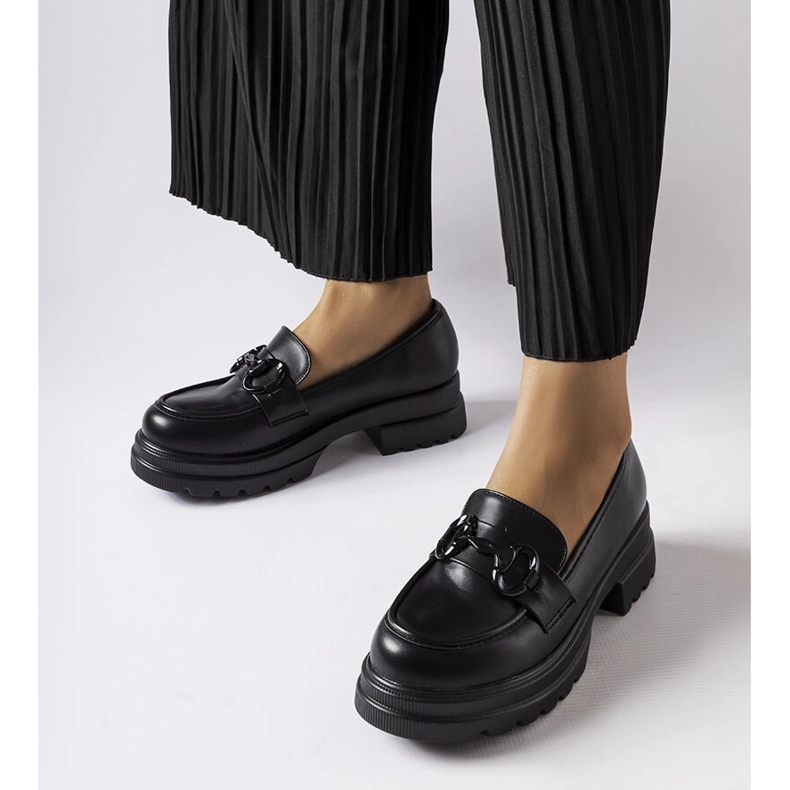 Mocassins noirs avec une boucle noire de Morubio 1