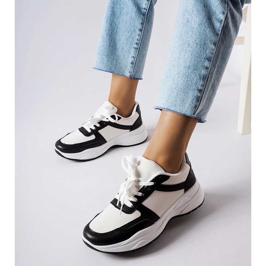 Chaussures noires et blanches avec des accents de peau de serpent de Diego