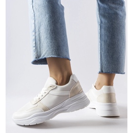 Baskets blanches avec des accents de peau de serpent de Diego 1