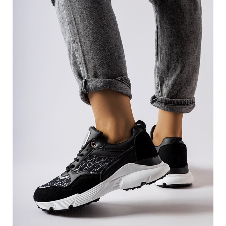 Baskets noires à décoration argentée de Rio blanc 1