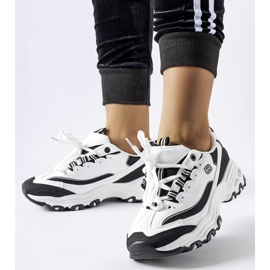 Baskets de sport blanches et noires par Kouri 2