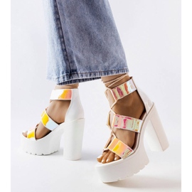 Inna Sandales épaisses blanches sur le poteau Katja 1