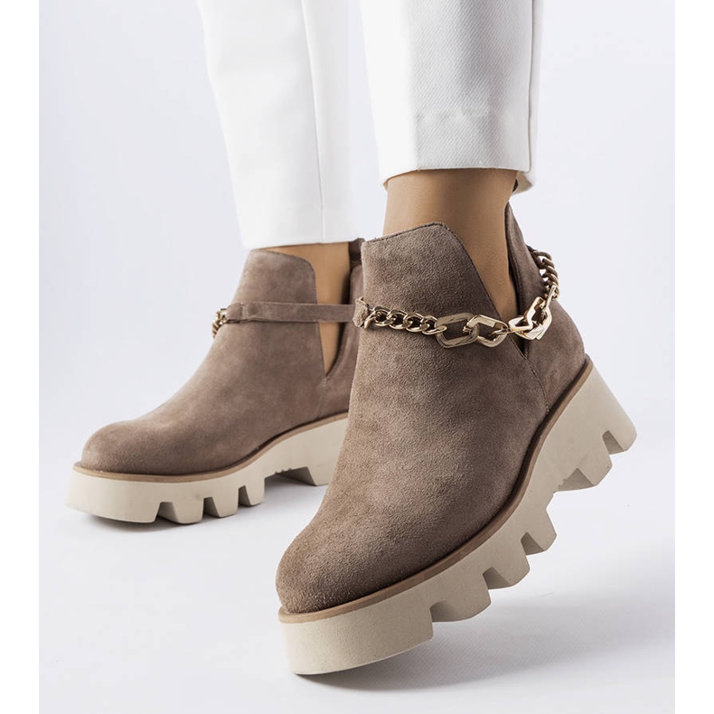 Bottines en cuir beige ornées d'une chaîne Karino 1