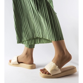 Claquettes beiges ornées de volants de chez Boulevard blanc 1