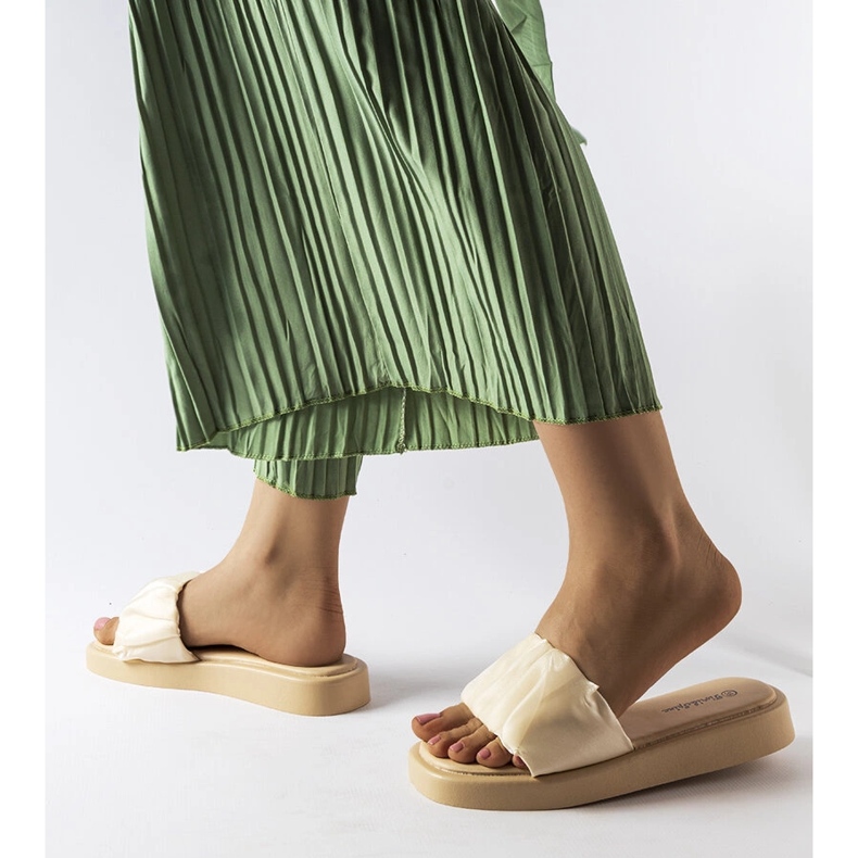 Claquettes beiges ornées de volants de chez Boulevard blanc 1