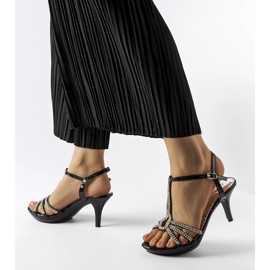 Sandales noires à talons hauts avec zircons de Levane le noir 1