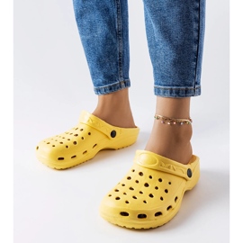 Chaussons fermés en mousse jaune Kleist 2