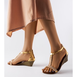 Sandales compensées dorées de Suaredda d'or 1