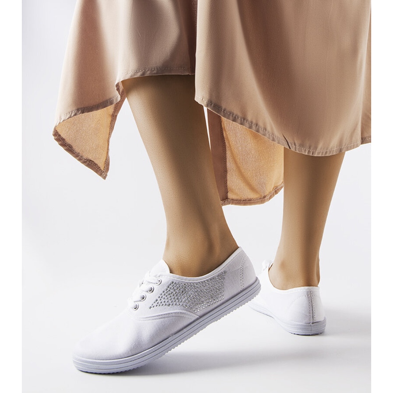 Baskets blanches à strass de Godfrey 1