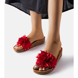 Sandales rouges avec une fleur sur une semelle en liège d'Anjali 1