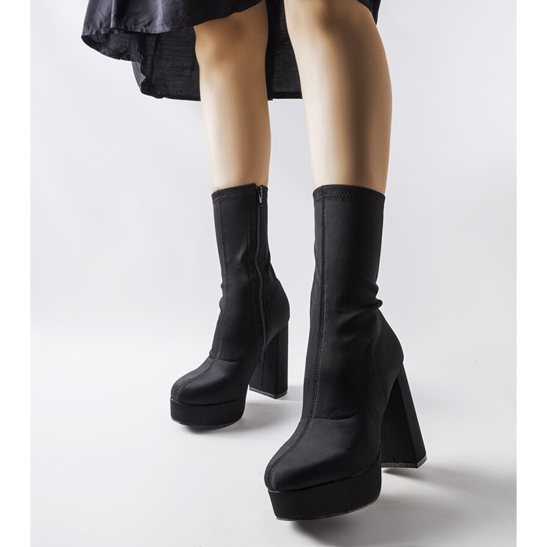 Bottes en satin noir sur un poteau massif de Glus le noir 1