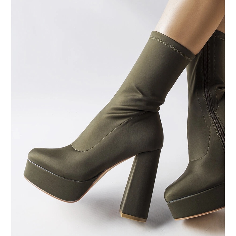Inna Bottes en satin vert sur un poteau massif de Glus 1