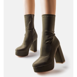 Inna Bottes en satin vert sur un poteau massif de Glus 2