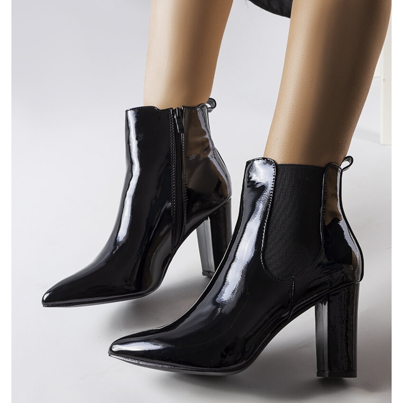 Bottes vernies noires sur le poteau de Dolla 1