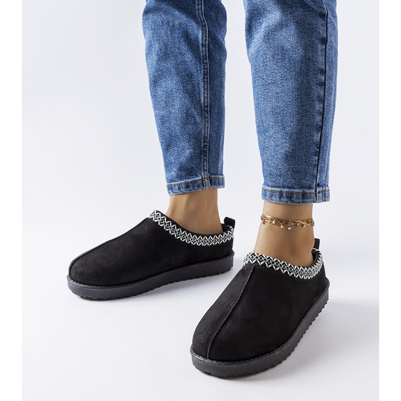 Chaussons isolés noirs décorés de la broderie Dudi le noir 1