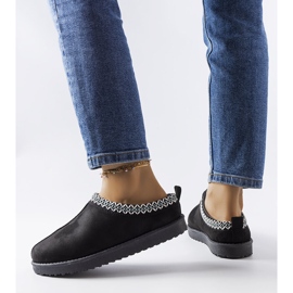 Chaussons isolés noirs décorés de la broderie Dudi le noir 2