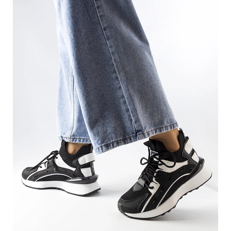 Inna Baskets élégantes noires et blanches de Begins le noir 1