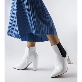 Bottines laquées blanches Dolla sur le poteau 1 Bottines laquées blanches Dolla sur le poteau 1