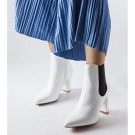 Bottines laquées blanches Dolla sur le poteau 2 Bottines laquées blanches Dolla sur le poteau 2