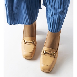 Escarpins beiges sur un bloc géométrique de Blaiss 1