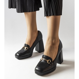 Escarpins noirs sur bloc géométrique de chez Blaiss le noir 1