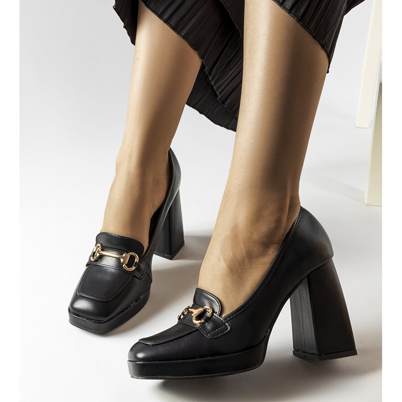 Escarpins noirs sur bloc géométrique de chez Blaiss le noir 2