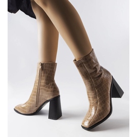 Bottines isolées beiges à motif crocodile Belluci 1