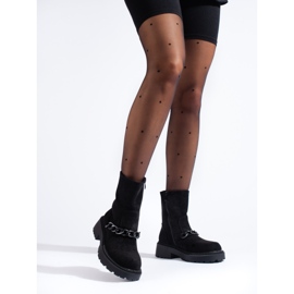 Travailleuses sur la plate-forme Shelovet avec une chaîne noire 1