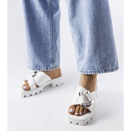 Tongs blanches à semelles de tracteur de Carceri 1