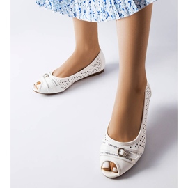Ballerines blanches ajourées avec strass de chez Creek 1