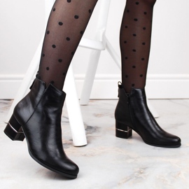 Bottines Chelsea chaudes noires sur le poteau par M. Daszyński 1