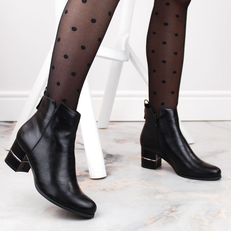 Bottines Chelsea chaudes noires sur le poteau par M. Daszyński 1