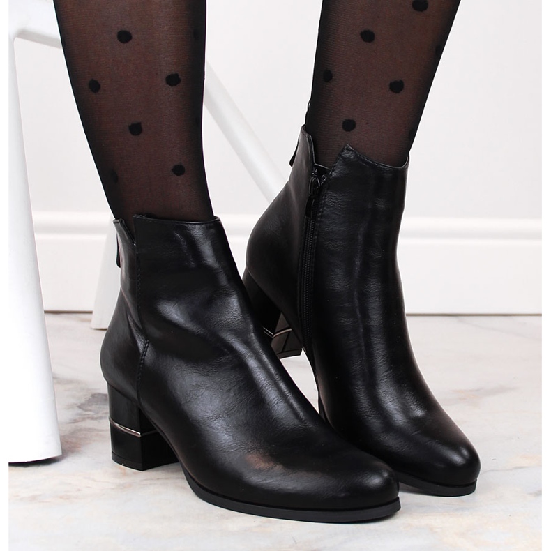 Bottines Chelsea chaudes noires sur le poteau par M. Daszyński le noir 2