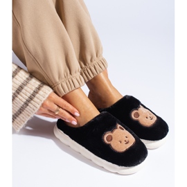 Chaussons en fourrure noire avec ours en peluche le noir 1