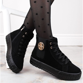 Bottes en cuir suédé noir sur la plateforme, isolées par Filippo DBT4715 le noir 1