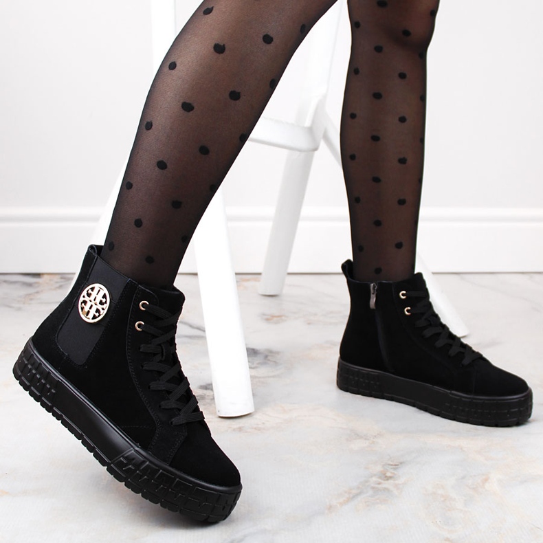 Bottes en cuir suédé noir sur la plateforme, isolées par Filippo DBT4715 2