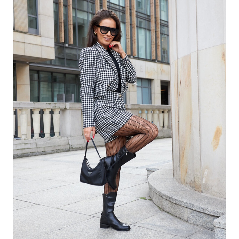 Bottes hautes isolées noires par Mayonga le noir 1 Bottes hautes isolées noires par Mayonga le noir 1