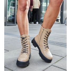 Inna Bottes isolées beiges avec une épingle de sûreté de Saavedra 3