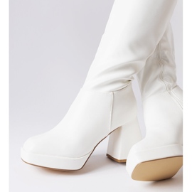 Bottes blanches sur un poteau massif de Villanova 1 Bottes blanches sur un poteau massif de Villanova 1