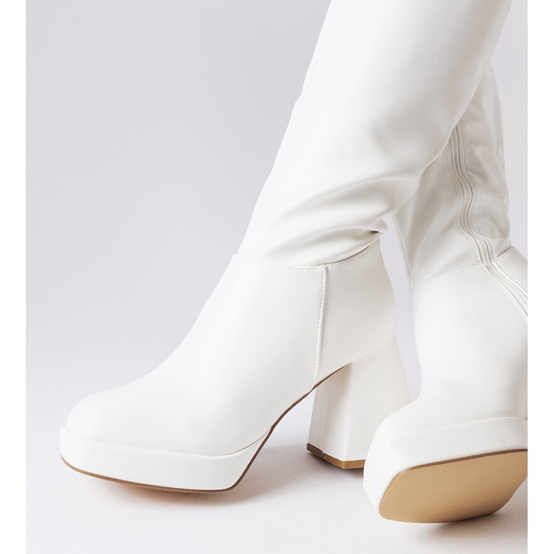 Bottes blanches sur un poteau massif de Villanova 1 Bottes blanches sur un poteau massif de Villanova 1