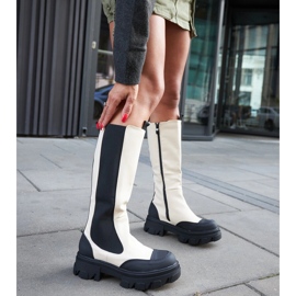 Bottes massives beiges à bande de roulement par Barrios 2 Bottes massives beiges à bande de roulement par Barrios 2